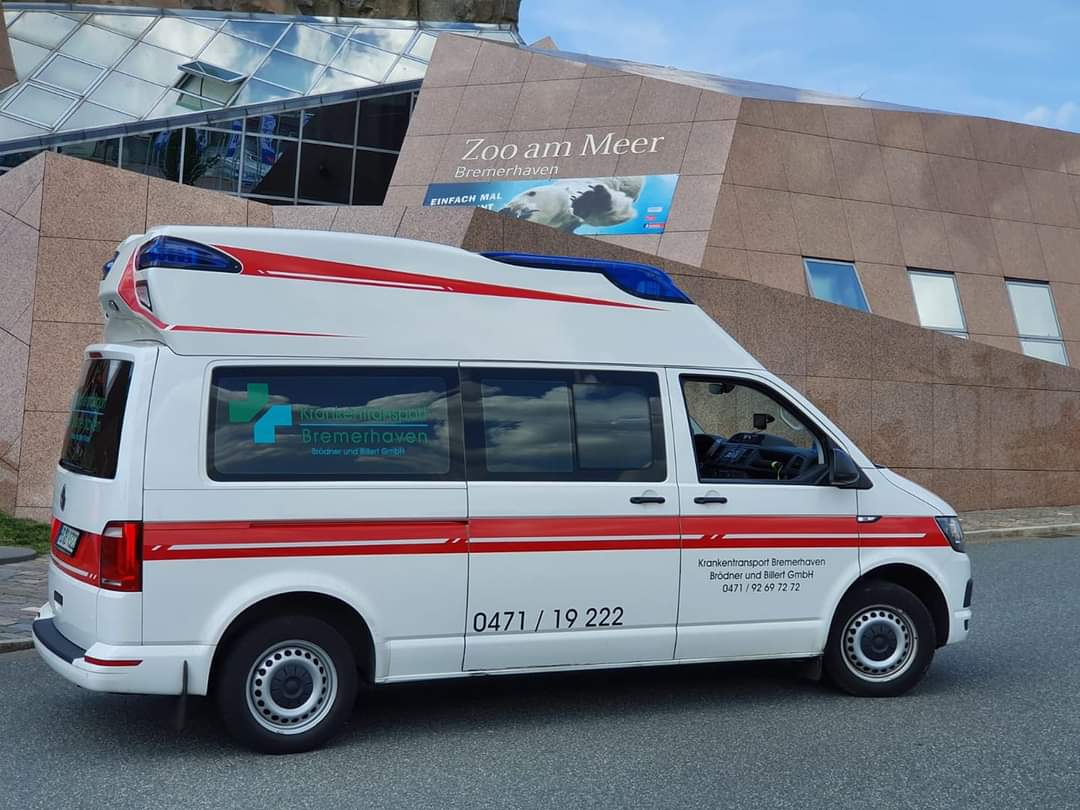 Krankenwagen vor Zoo am Meer in Bremerhaven